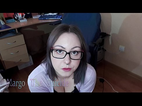 ❤️ Moza sexy con lentes chupa un consolador profundamente ante a cámara ❤❌ Porno en nós ☑